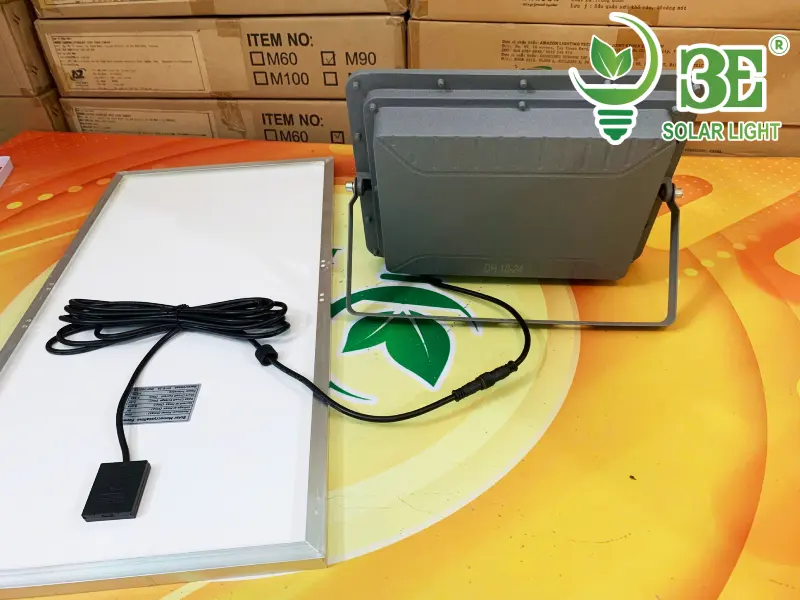 Nối dây nối điện của tấm pin với đèn pha năng lượng mặt trời
