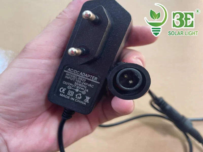 Cách sạc đèn năng lượng mặt trời bằng nguồn điện dự phòng