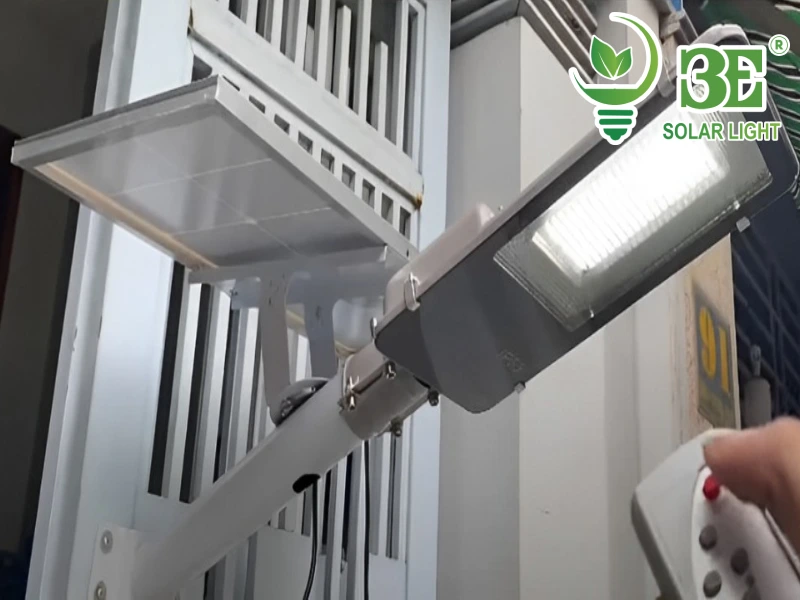 Lắp Đặt Đèn Đường Năng Lượng Mặt Trời Loại Pin Rời