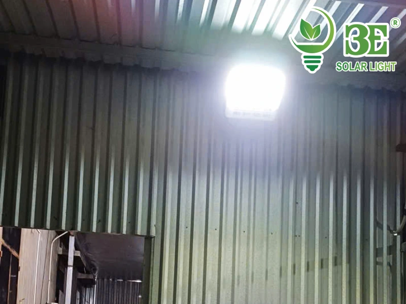 Ứng dụng của đèn pha năng lượng mặt trời chống chói 300w trong nhà AZR-SFMN3-300W tại 3E SOLAR