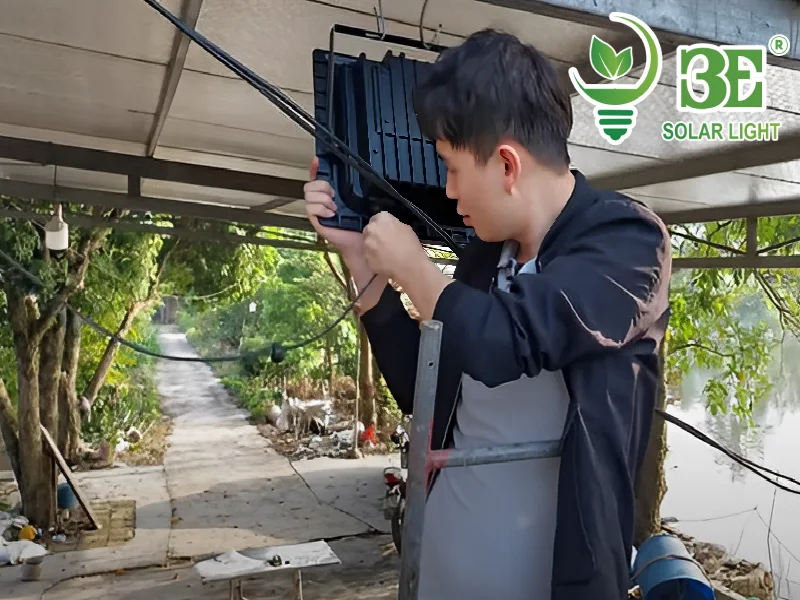 Hướng dẫn lắp đặt đèn pha năng lượng mặt trời 300W