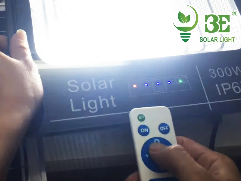 Hướng dẫn sử dụng remote điều khiển đèn pha năng lượng mặt trời 300W