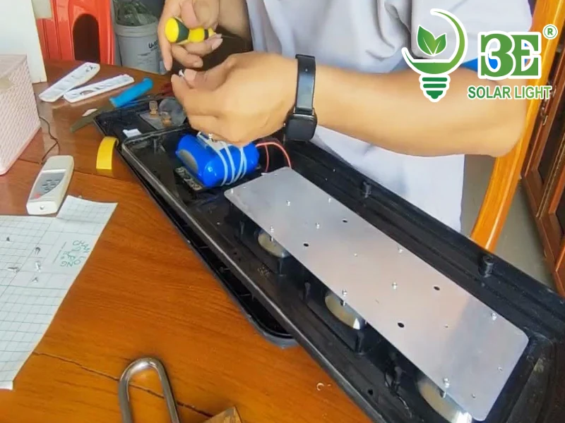 Hướng dẫn thay pin đèn năng lượng mặt trời 300W