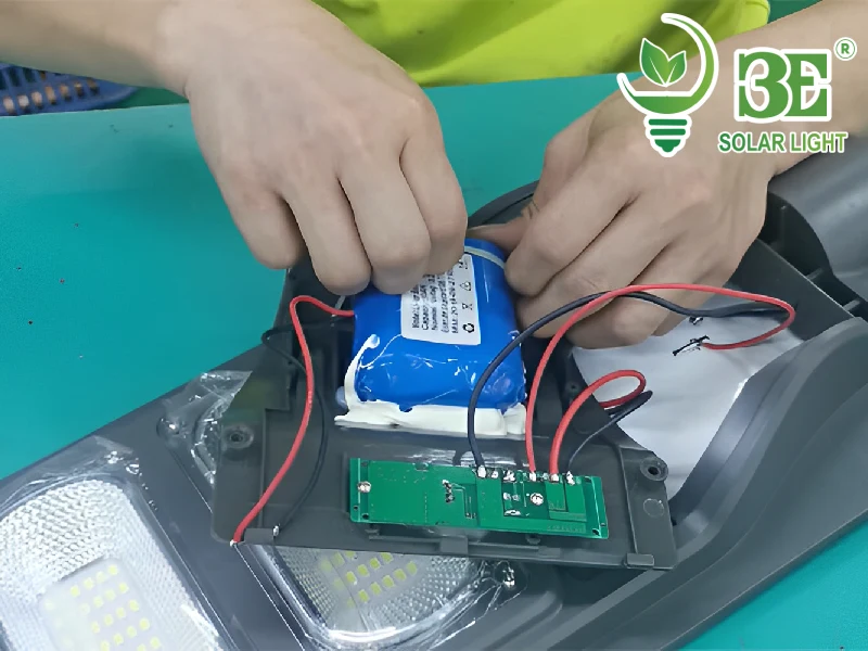 Khi nào cần thay pin đèn năng lượng mặt trời 300W