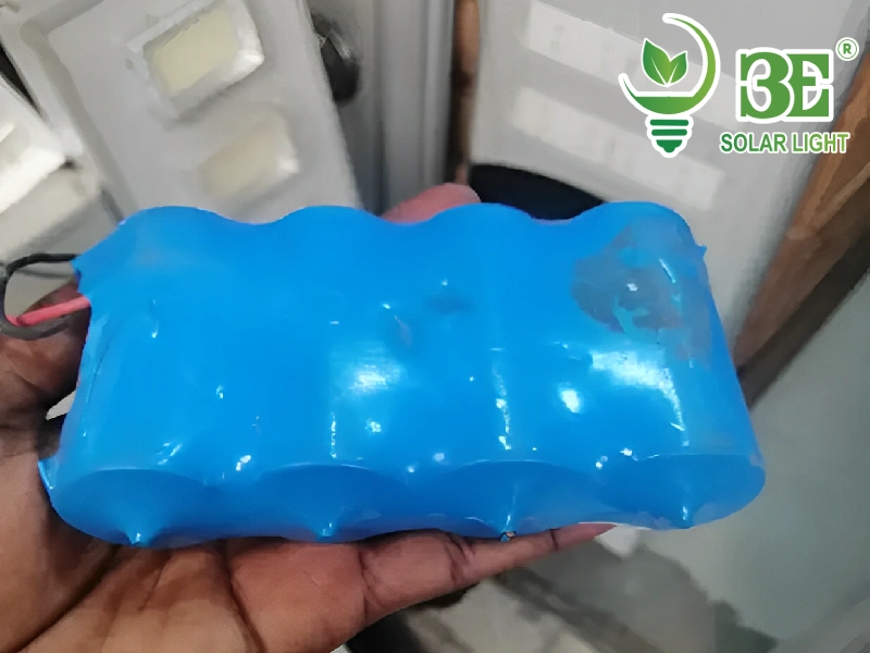 Lựa chọn pin thay thế phù hợp cho đèn năng lượng mặt trời 300W