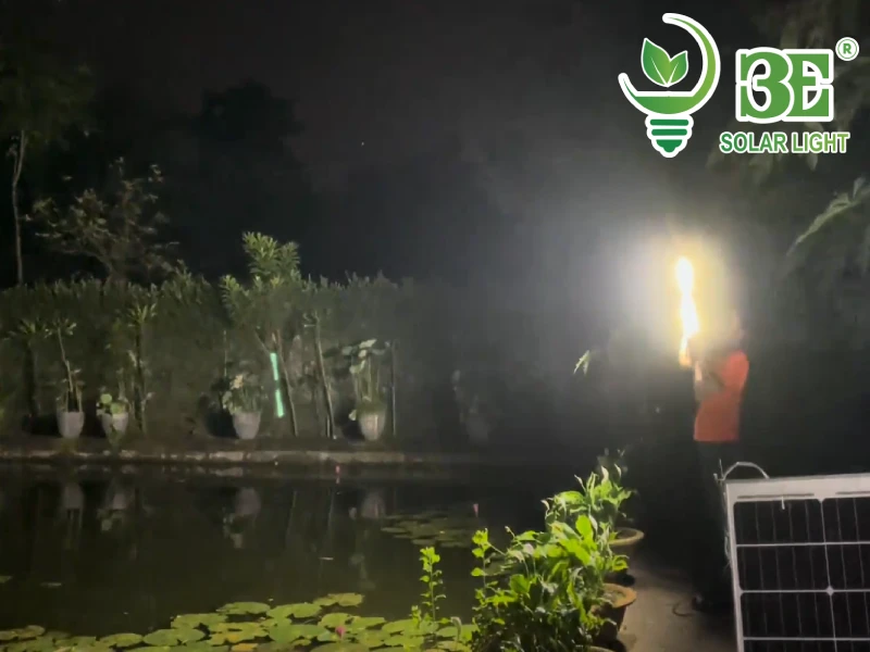 Đèn đường năng lượng mặt trời tấm pin rời ánh sáng vàng và ánh sáng trắng